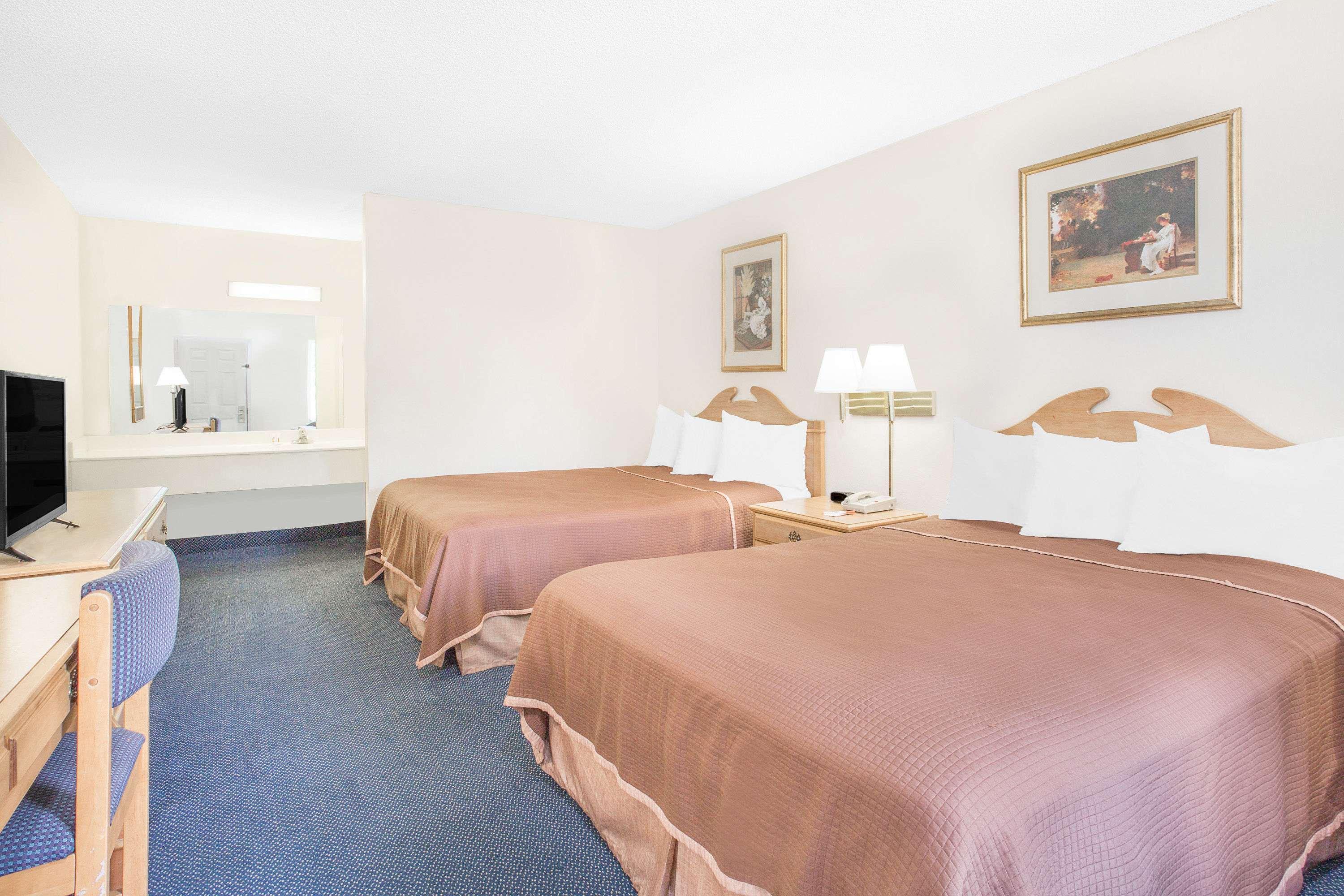 Howard Johnson By Wyndham Staunton Buitenkant foto