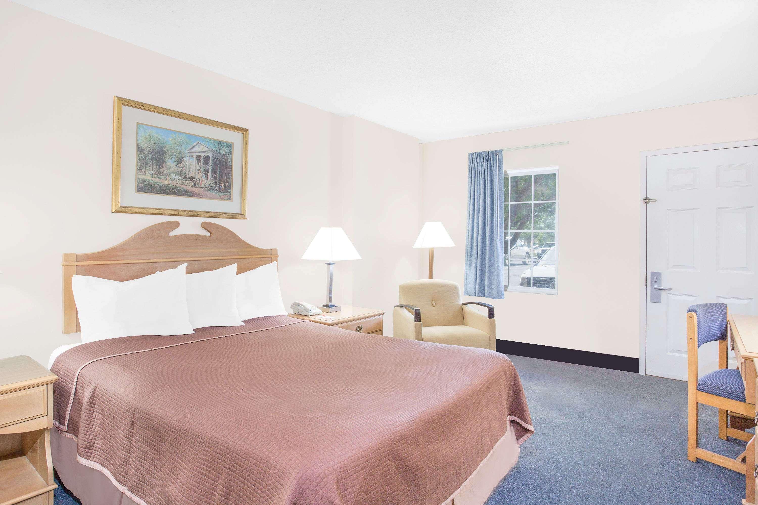 Howard Johnson By Wyndham Staunton Buitenkant foto
