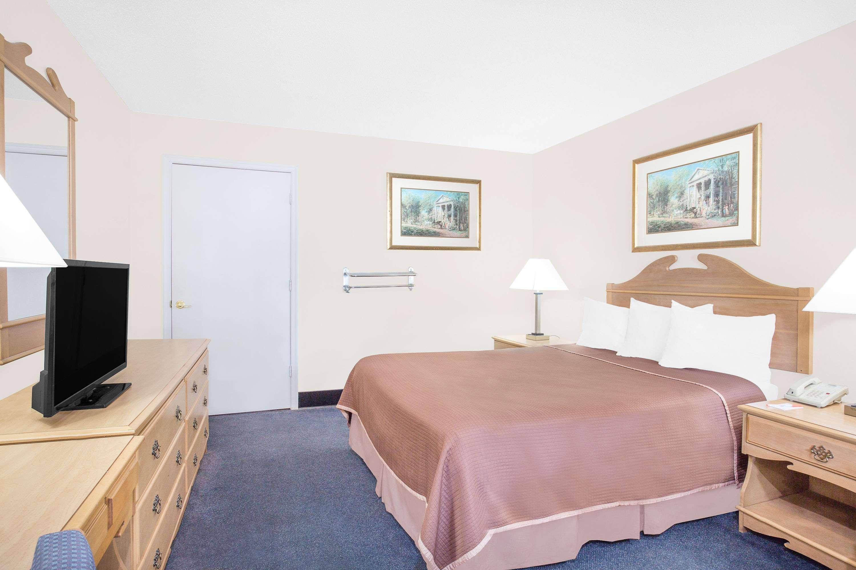 Howard Johnson By Wyndham Staunton Buitenkant foto