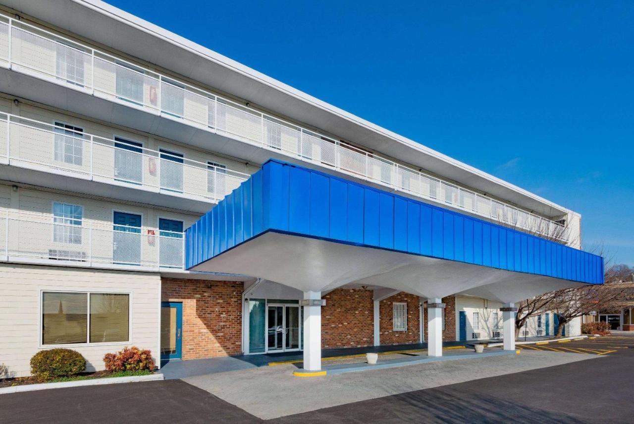 Howard Johnson By Wyndham Staunton Buitenkant foto