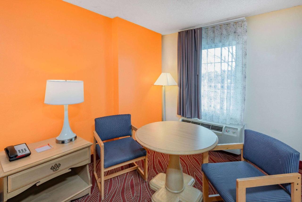 Howard Johnson By Wyndham Staunton Buitenkant foto