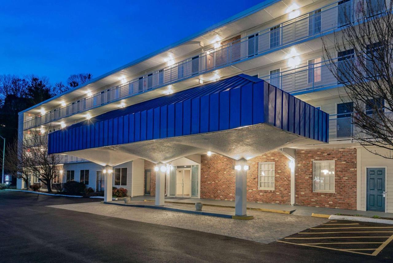 Howard Johnson By Wyndham Staunton Buitenkant foto